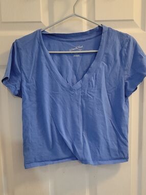 Universal Thread Periwinkle V-Neck Cropped Tee